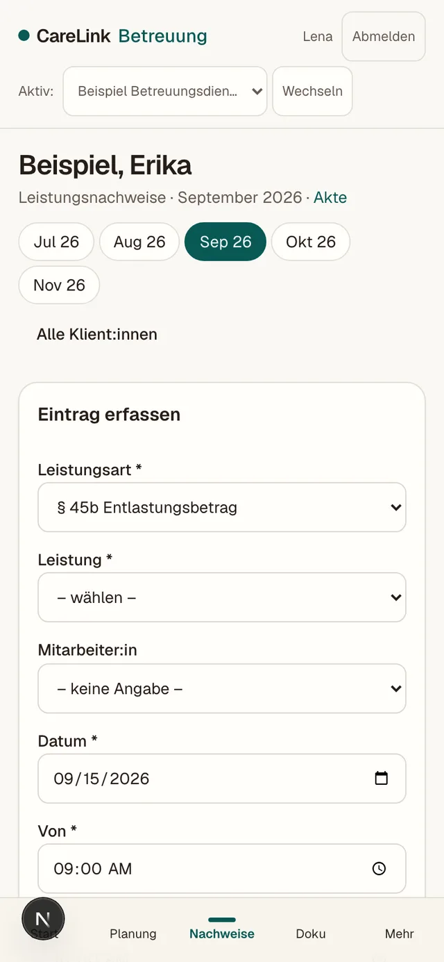 Mobile Monatsansicht der Leistungsnachweise einer Klient:in in CareLink Betreuung mit Einträgen, Minuten und berechneten Beträgen. Alle gezeigten Namen und Daten sind frei erfunden.