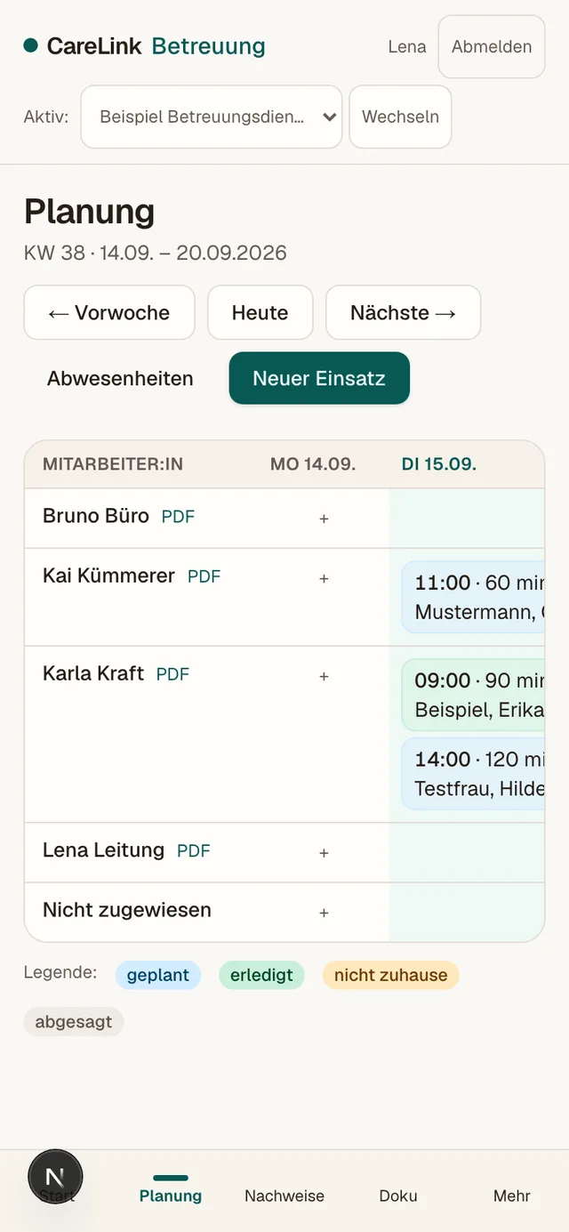 Mobile Wochenansicht der Einsatzplanung in CareLink Betreuung mit Einsätzen je Mitarbeiter:in und einer Legende der vier Einsatzstatus. Alle gezeigten Namen und Daten sind frei erfunden.