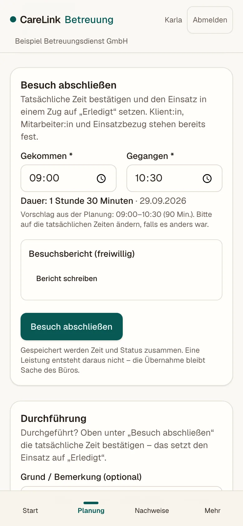 Einsatz auf dem Telefon: Karte „Besuch abschließen“ mit den Feldern „Gekommen 09:00“ und „Gegangen 10:30“, der Dauer von einer Stunde dreißig und der Schaltfläche „Besuch abschließen“. Erfundene Demodaten.