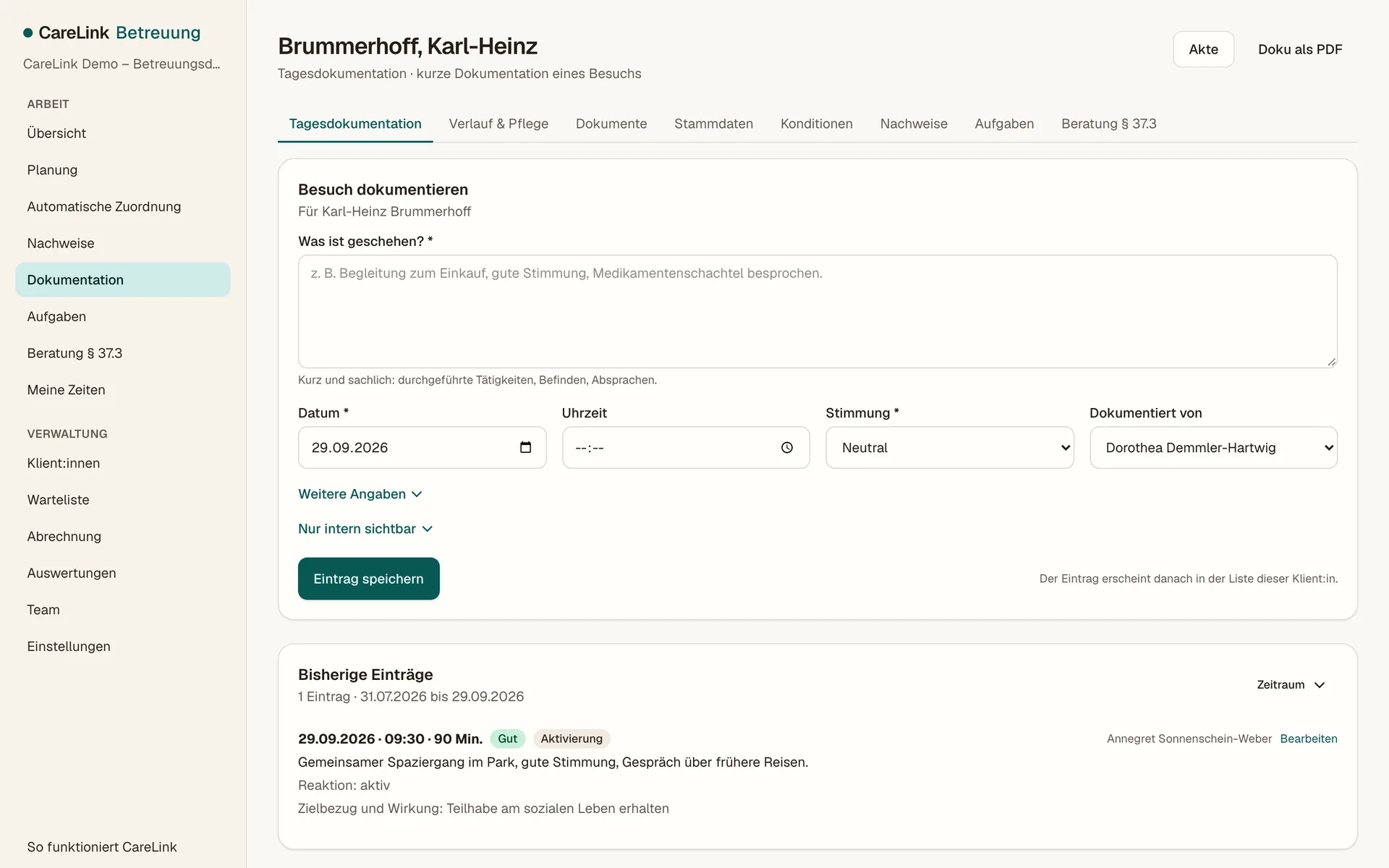 Tagesdokumentation eines Klienten: oben die Reiter der Akte von Tagesdokumentation bis Beratung § 37.3, darunter das Formular „Besuch dokumentieren“ mit Text, Datum, Uhrzeit und Stimmung und ein bisheriger Eintrag mit Stimmung „Gut“ und Bereich „Aktivierung“. Erfundene Demodaten.