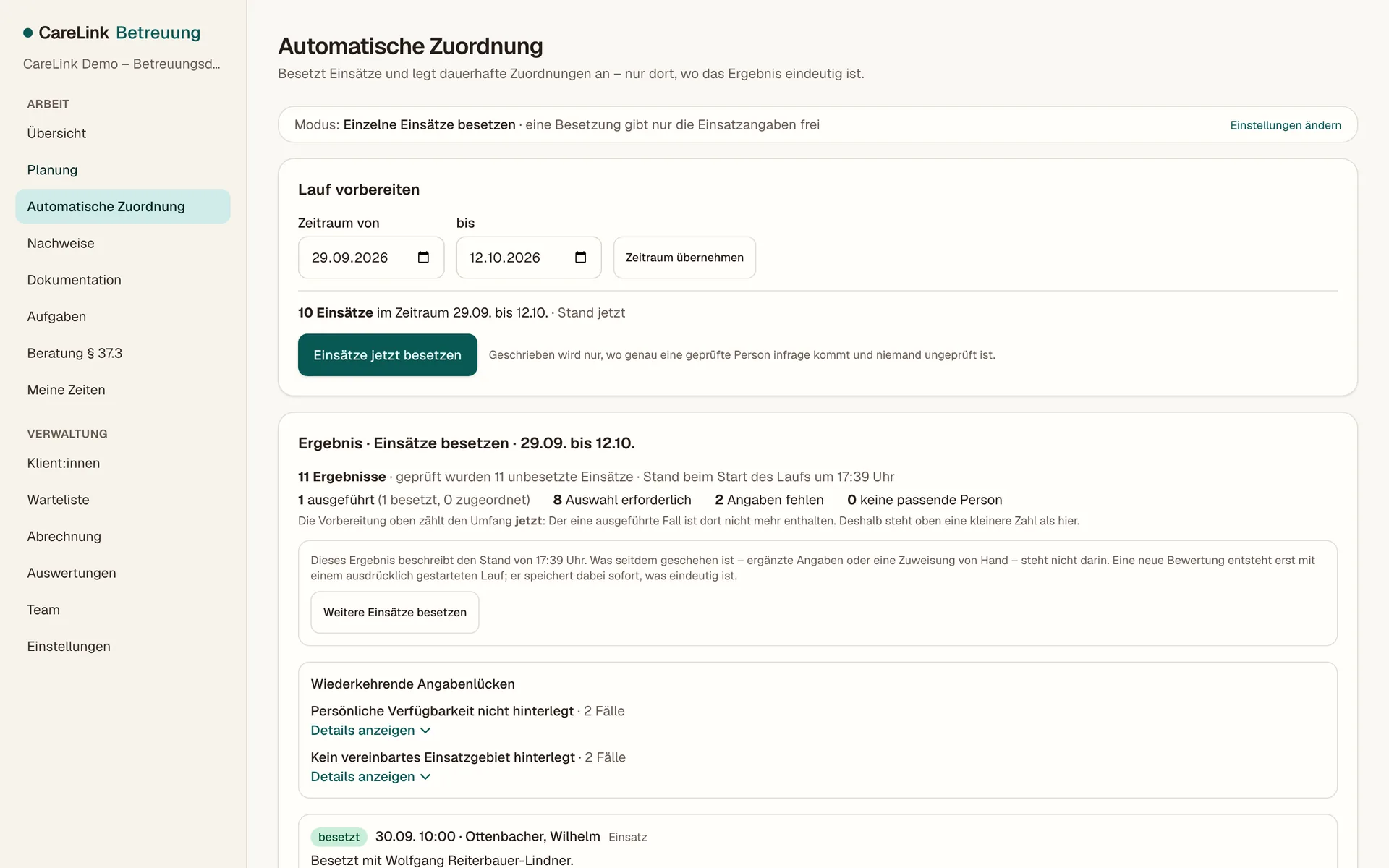 Ergebnis der automatischen Zuordnung für zwei Wochen: elf geprüfte unbesetzte Einsätze, davon einer besetzt, acht mit erforderlicher Auswahl und zwei mit fehlenden Angaben, darunter die wiederkehrenden Lücken „Persönliche Verfügbarkeit nicht hinterlegt“ und „Kein vereinbartes Einsatzgebiet hinterlegt“. Erfundene Demodaten.