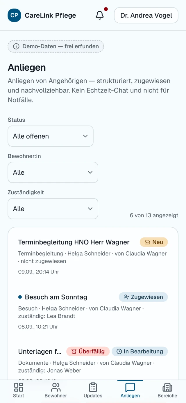 Mobile Anliegen-Übersicht in CareLink Pflege mit Betreff, Zuständigkeit und Statuskennzeichen wie „Neu“ oder „Überfällig“. Alle gezeigten Namen und Daten sind frei erfunden.