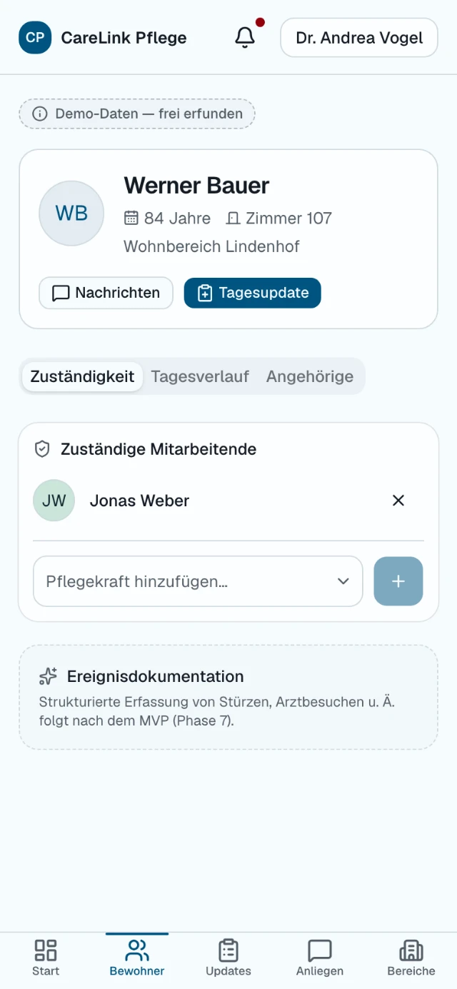 Mobile Detailansicht einer Bewohner:in in CareLink Pflege mit Wohnbereich, Zimmer und den zuständigen Mitarbeitenden. Alle gezeigten Namen und Daten sind frei erfunden.