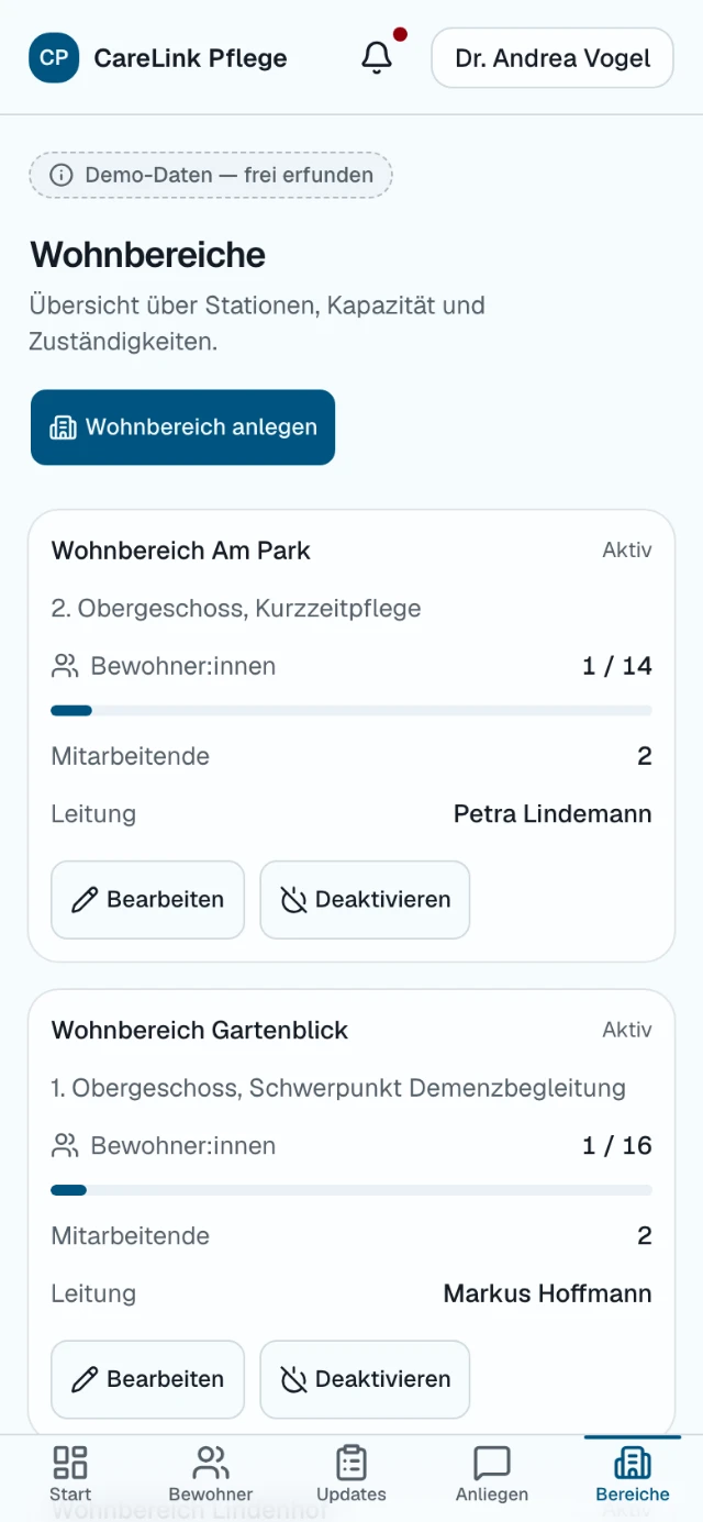 Mobile Ansicht der Wohnbereiche in CareLink Pflege mit Belegung, Leitung und Anzahl der Mitarbeitenden je Station. Alle gezeigten Namen und Daten sind frei erfunden.